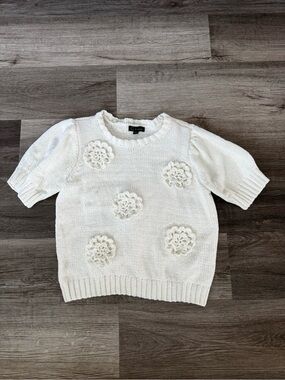 NWOT Greige ivory knit sweater top with floral appliqué design Medium